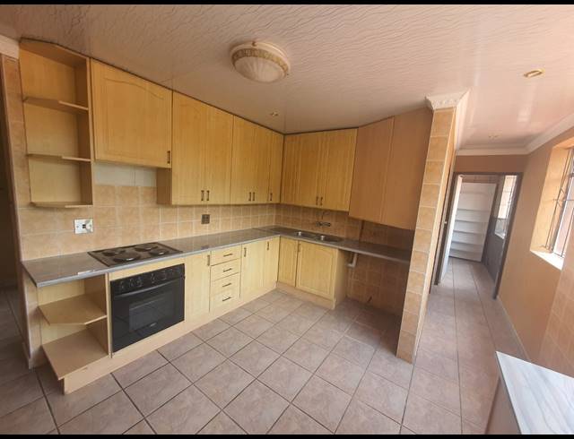 2 BEDROOM APARTMENT TO LET IN THREE RIVERS PROPER